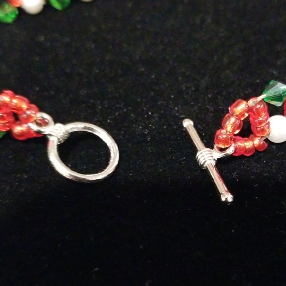 Red, Green and White Bracelet - Picture 6 of 8